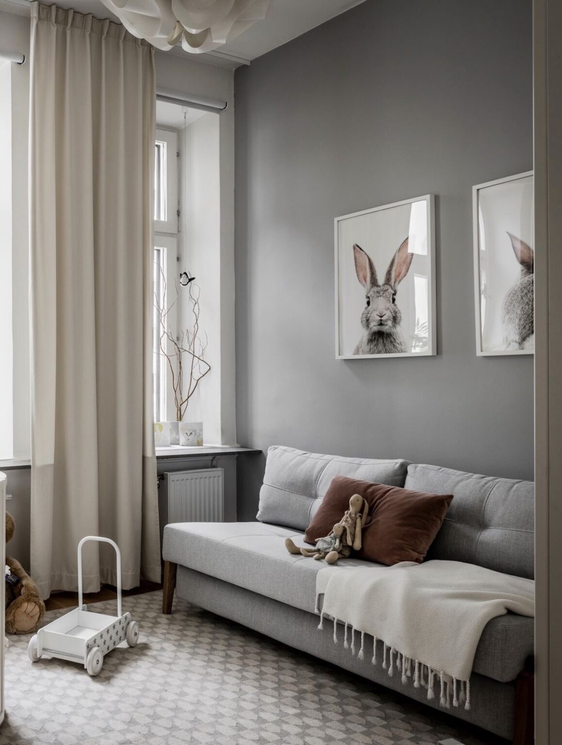 chambre bébé gris blanche décoration nordique canapé lit ami convertible
