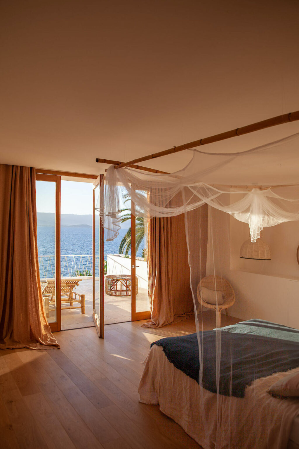 chambre lit baldaquin voilage bambou décoration bord de mer