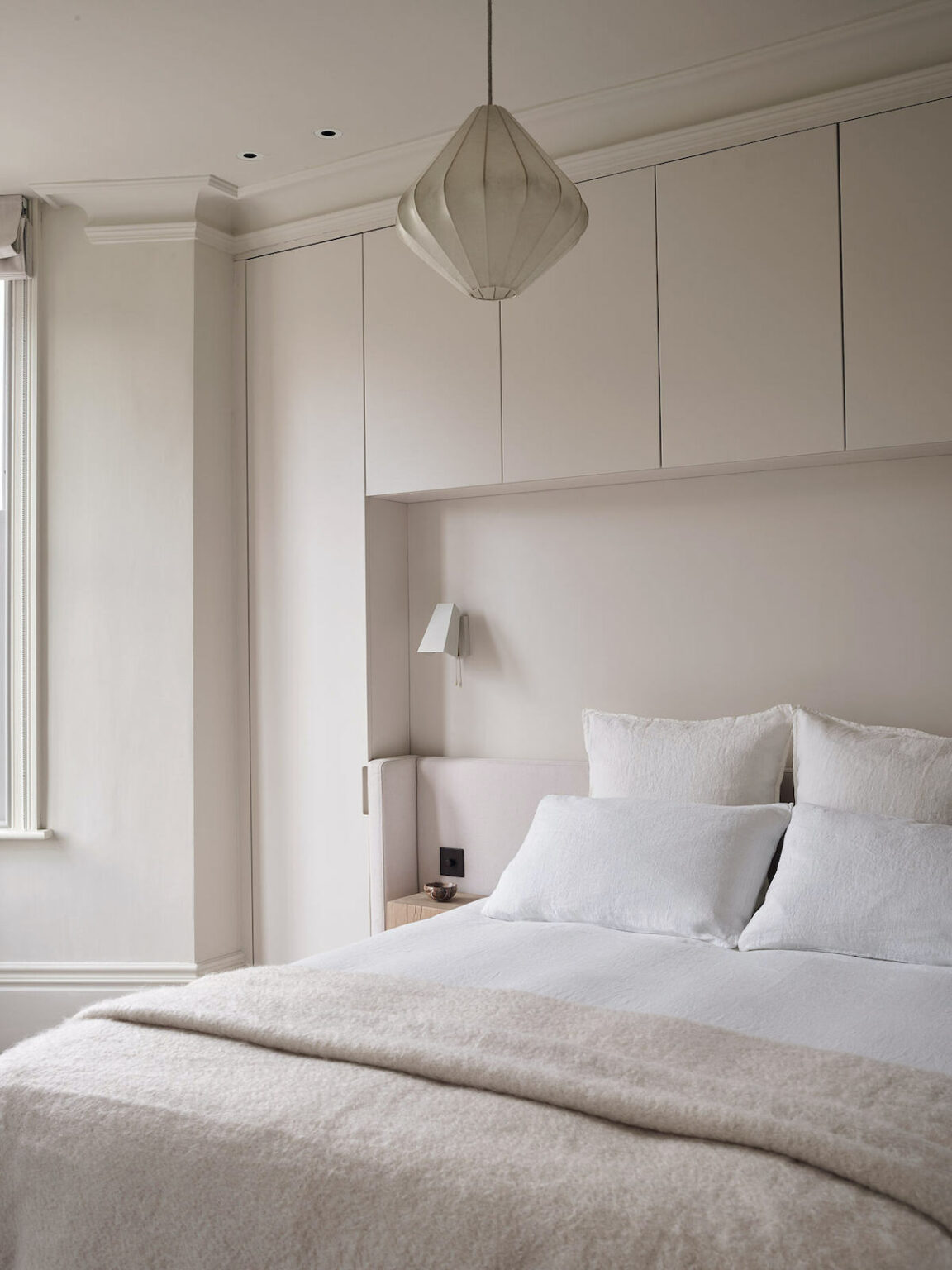 chambre toute blanche cassé nude tête lit niche placard encastré cadre