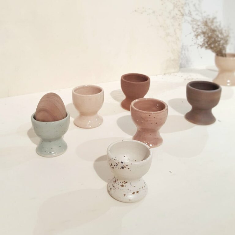 coquetier à pied tacheté fait main artisanal ton pastel vert blanc rose