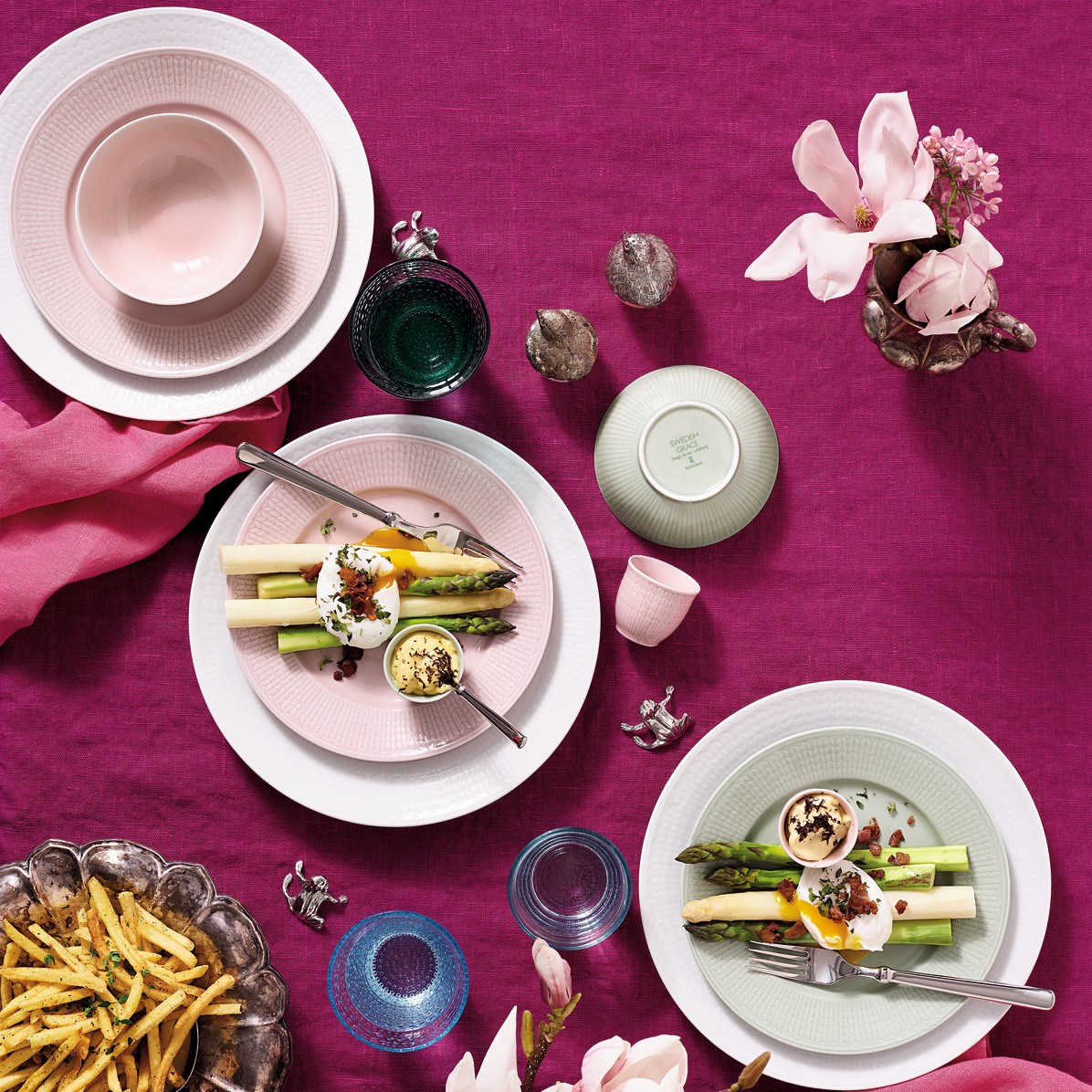 coquetier rose pâle table printanière assiette ronde bouquet de fleurs