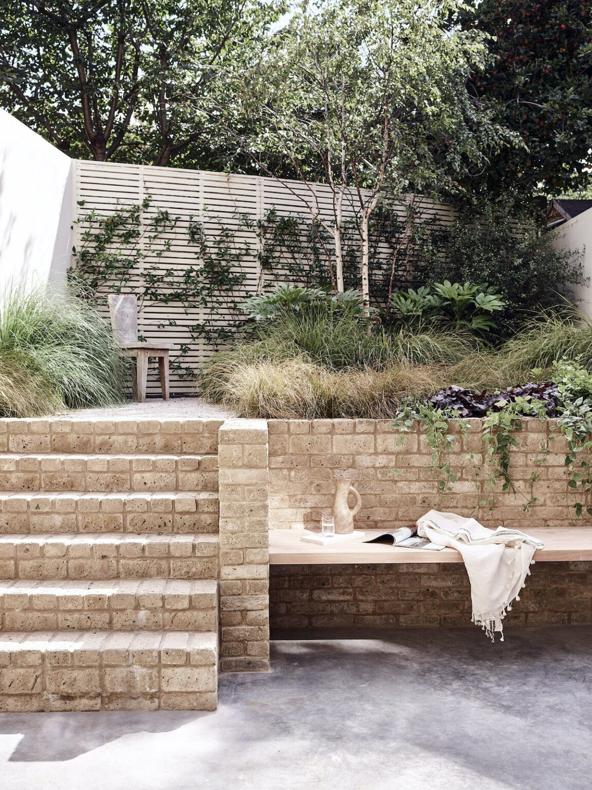 cour intérieure terrasse béton ciré dalle pierre beige