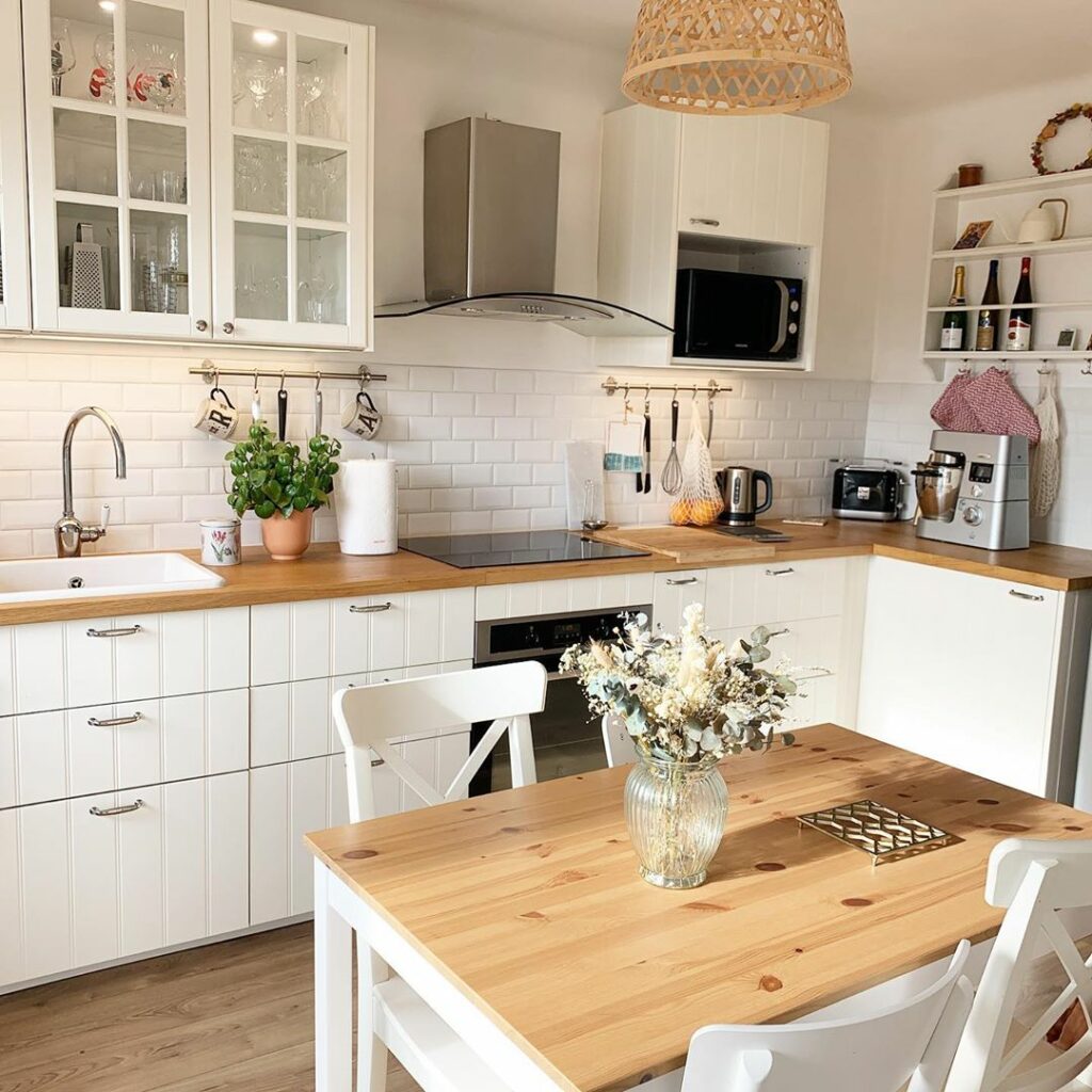 cuisine blanche style campagne chic scandinave ikea lampe abat-jour corbeille rotin