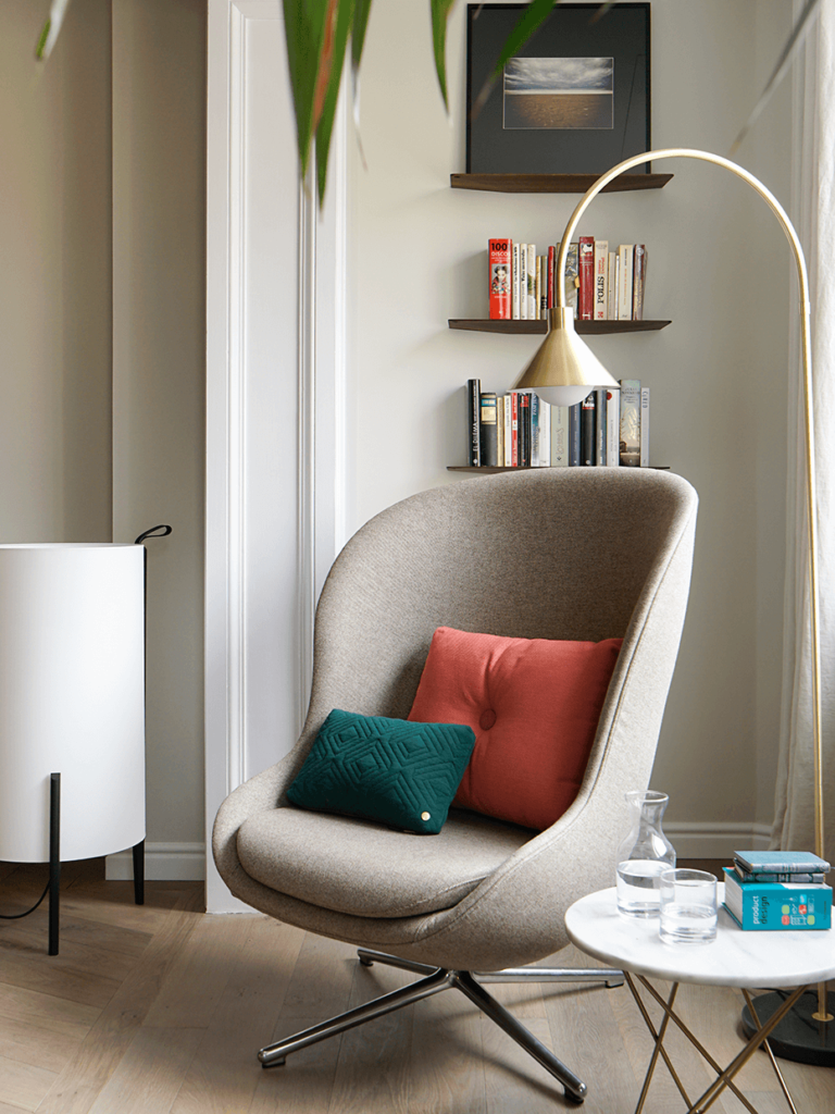 espace lecture salon liseuse laiton fauteuil cocoon beige appartement Eixample
