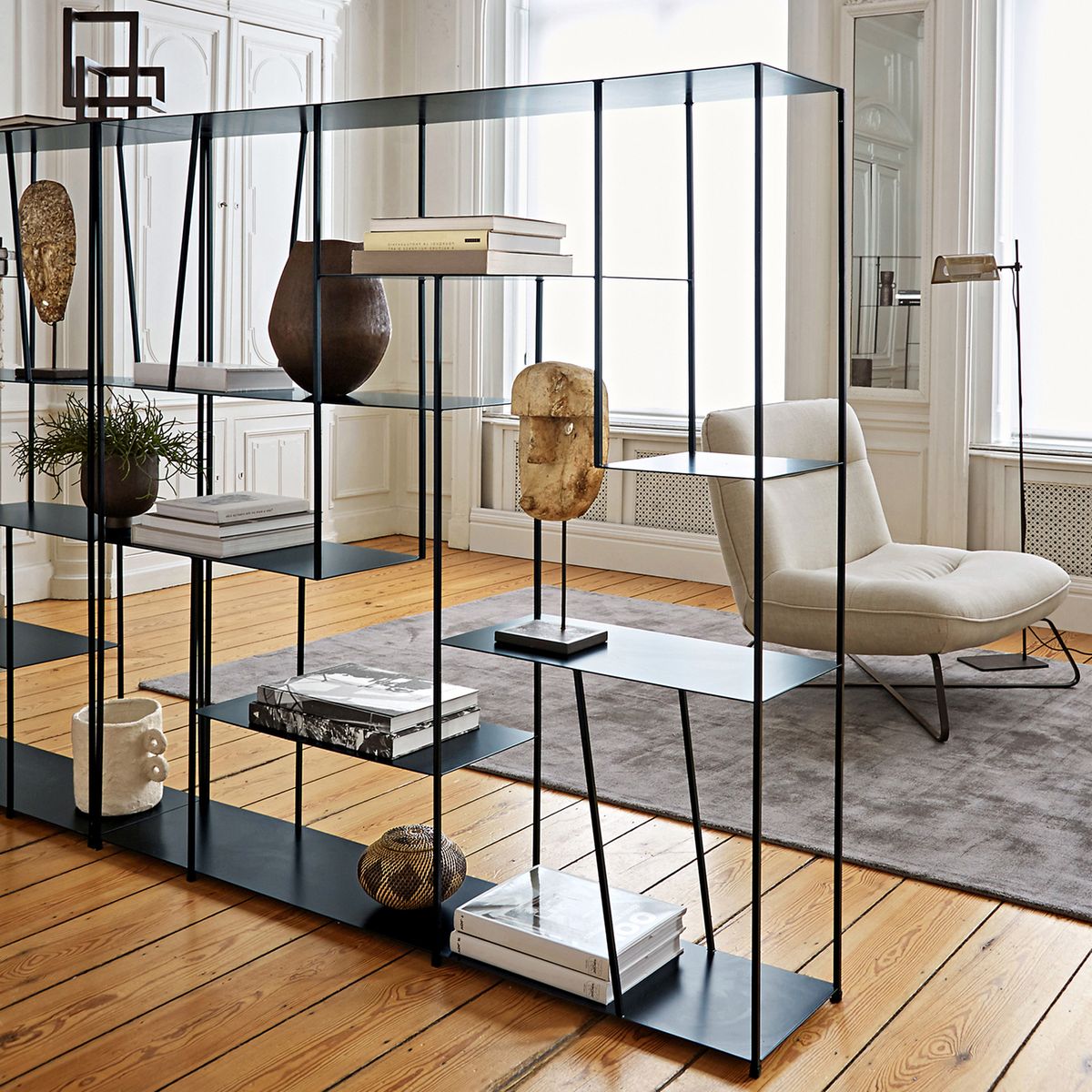 étagère métallique noire minimaliste sobre salon élégant parquet en bois style haussmannien