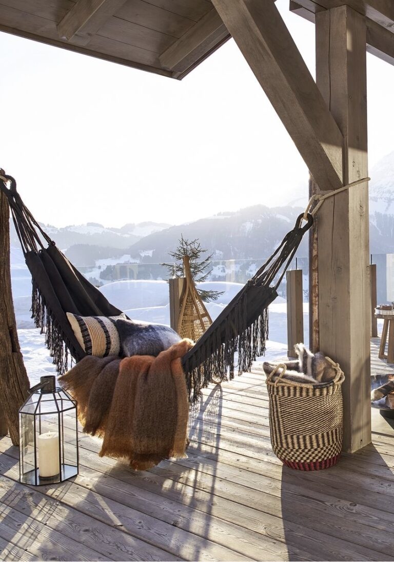 hamac balcon chalet montagne décoration cosy noir blanc