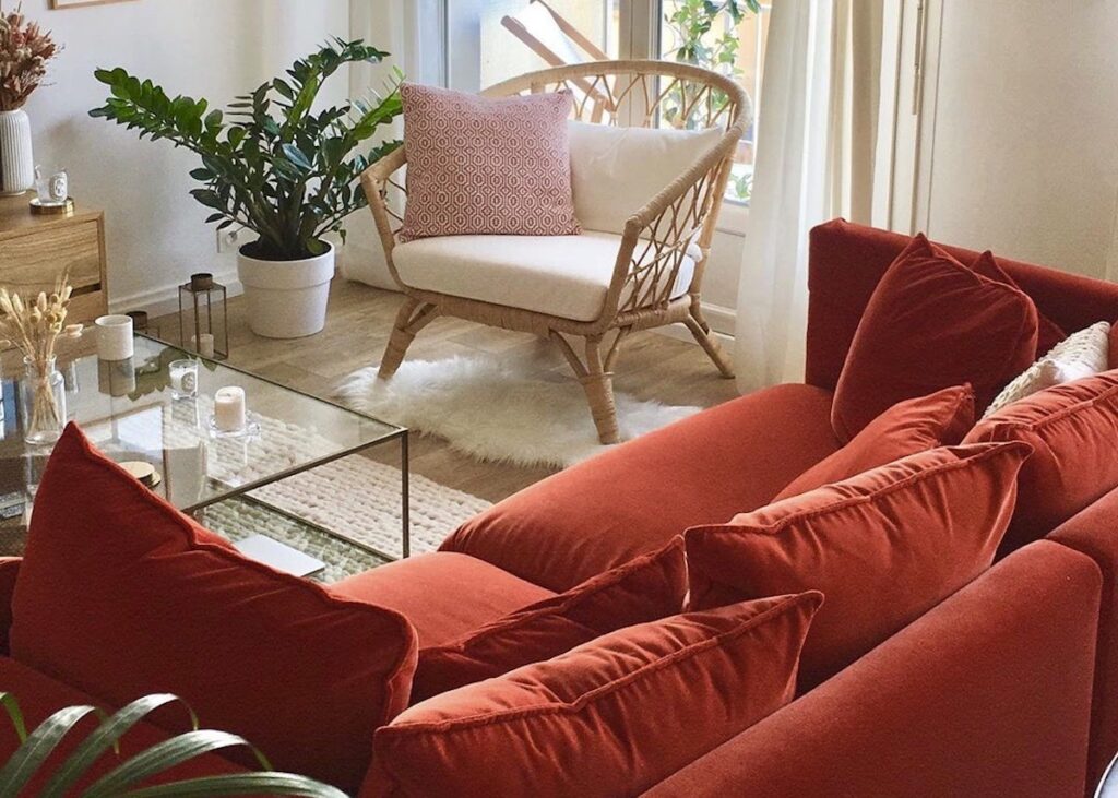 homebyauriane salon fauteuil osier canapé terracotta velours rouge - blog déco