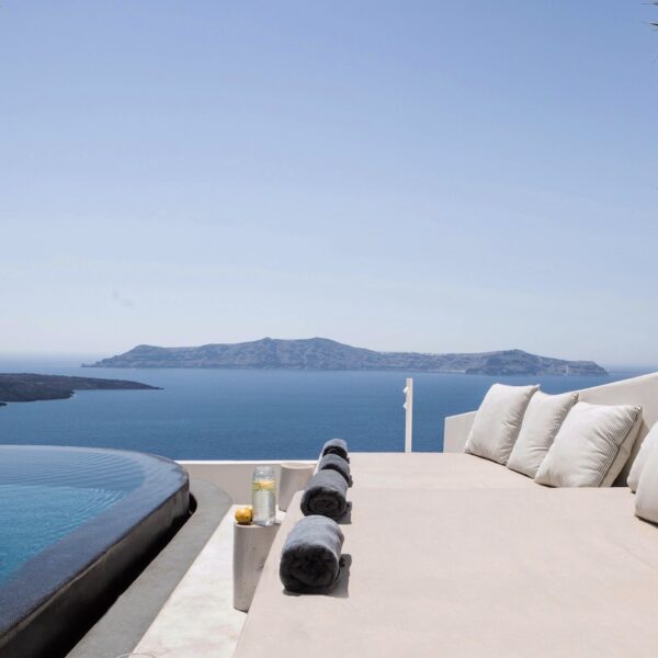 hotel Santorin luxe design piscine débordement mer Égée Porto Fira suites
