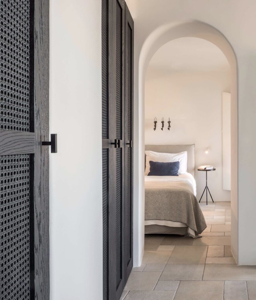 hotel troglodyte santorin placard porte cannage noir alcove maison blanche
