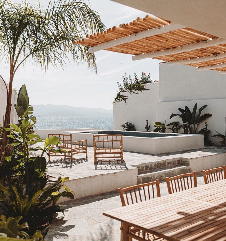 louer villa Corse Ajaccio piscine bord de mer table rotin bambou jardin terrasse
