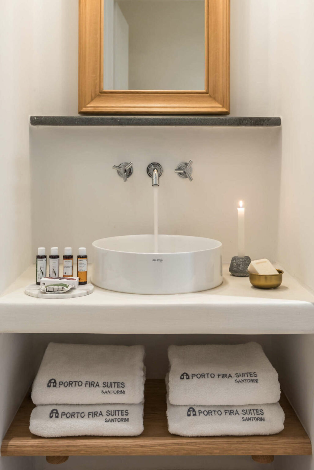 porto fira suites chambre hotel Santorin design hygge - blog décoration - clem around the corner