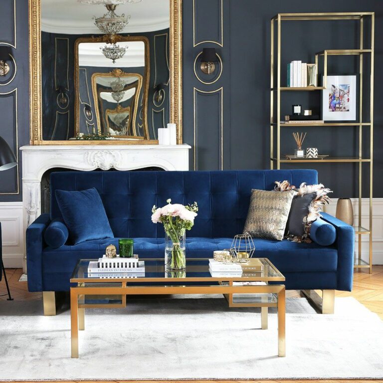 salon art déco rétro canapé velours bleu pieds laiton étagère doré support verre