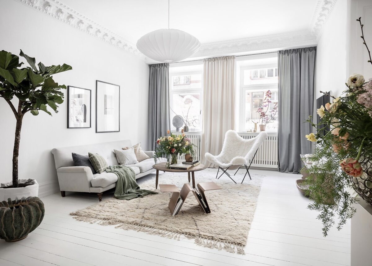 salon blanc fauteuil fourrure décoration intérieur - clem around the corner