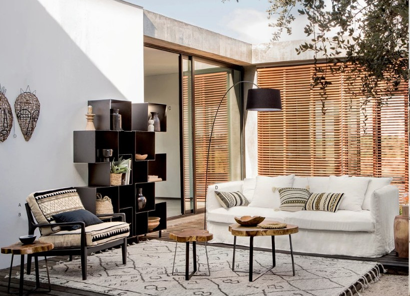 salon extérieure terrasse canapé bohème blanc tapis berbère étagère métallique noir outdoor