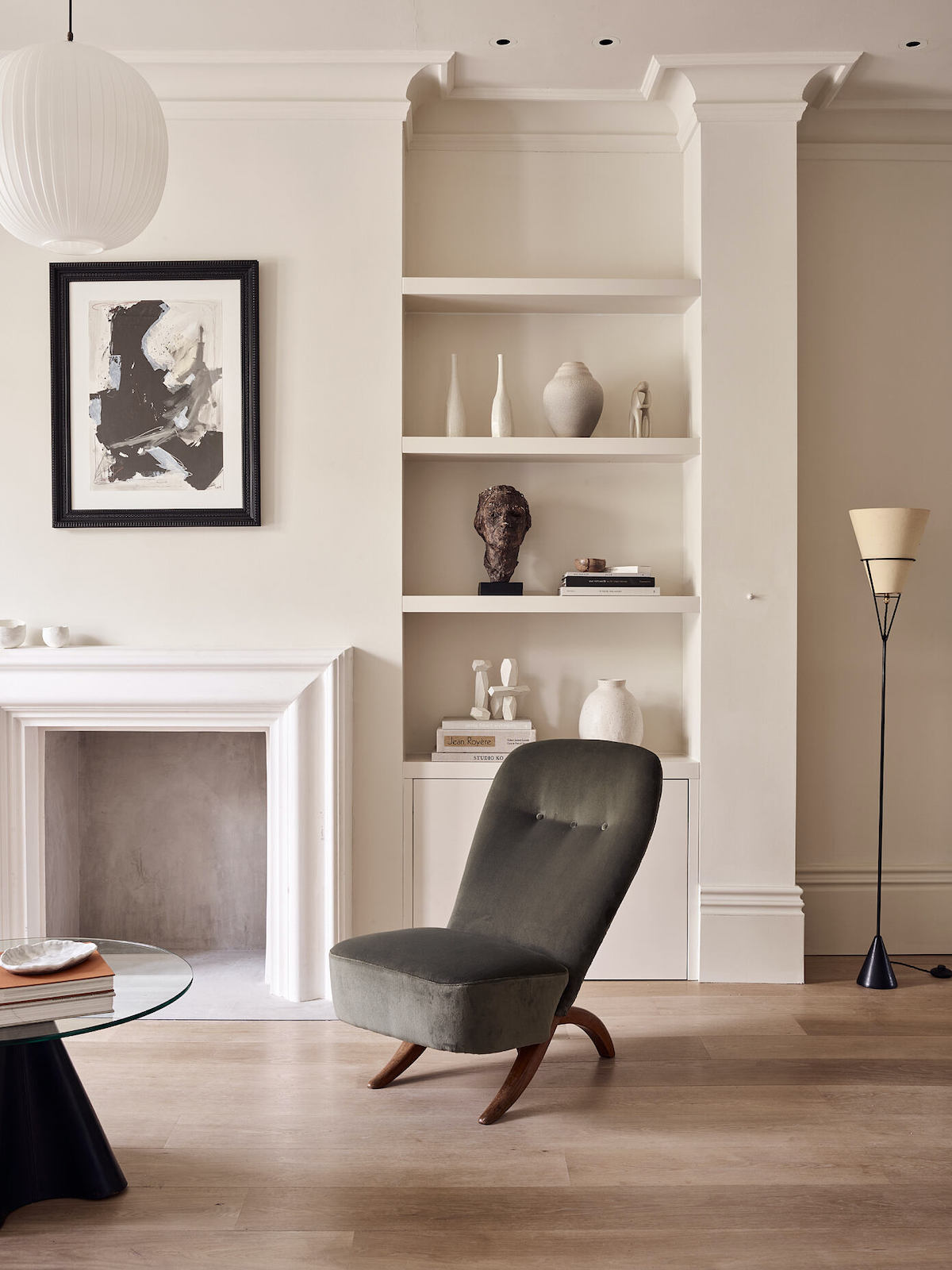salon minimaliste élégance anglaise façon cabinet de curiosités galerie art