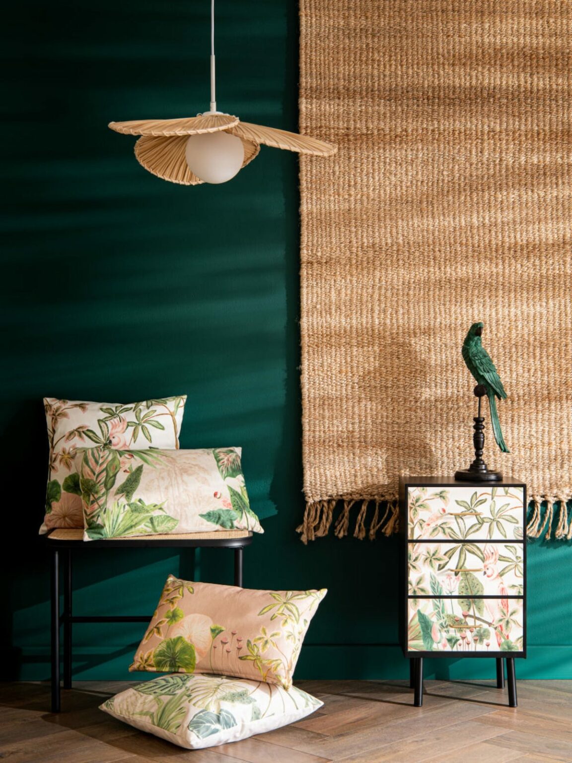 salon mur vert inspiration hanoi déco thème Vietnam suspension palmier rotin cannage