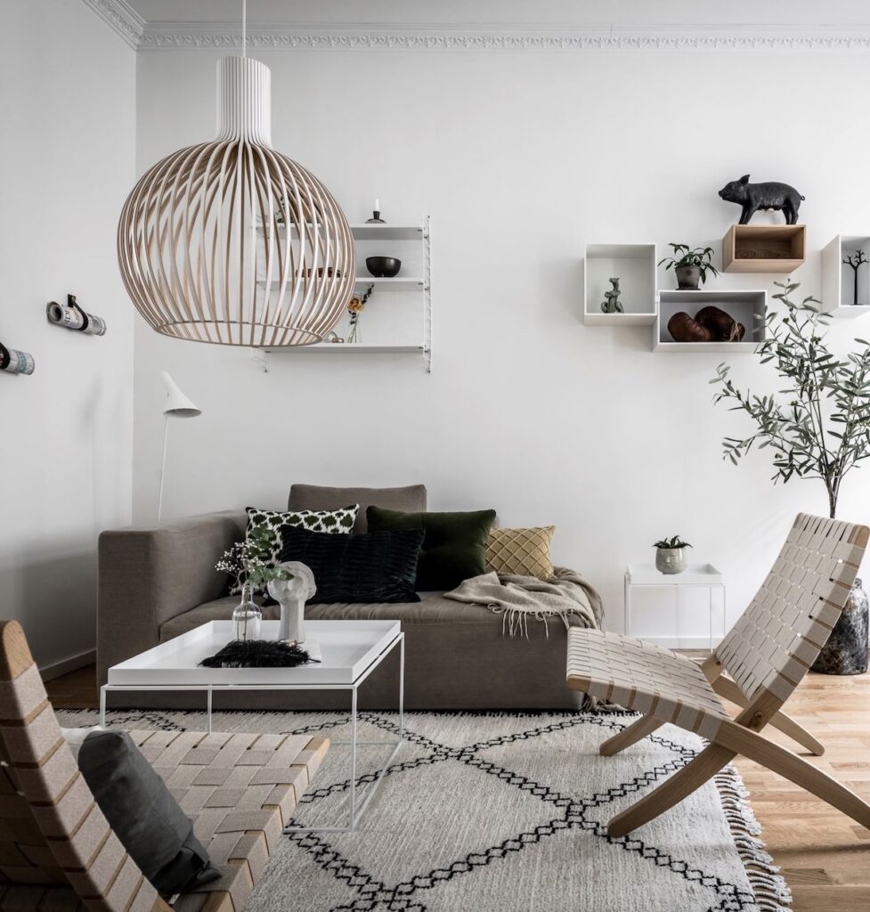salon scandinave fauteuil bois corde étagère string suspension secto lampadaire louis poulsen
