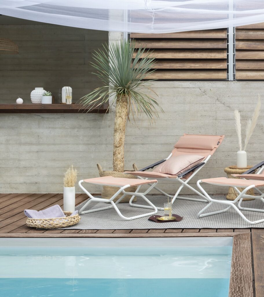 transat chaise longue couleur corail orange piscine bois teck