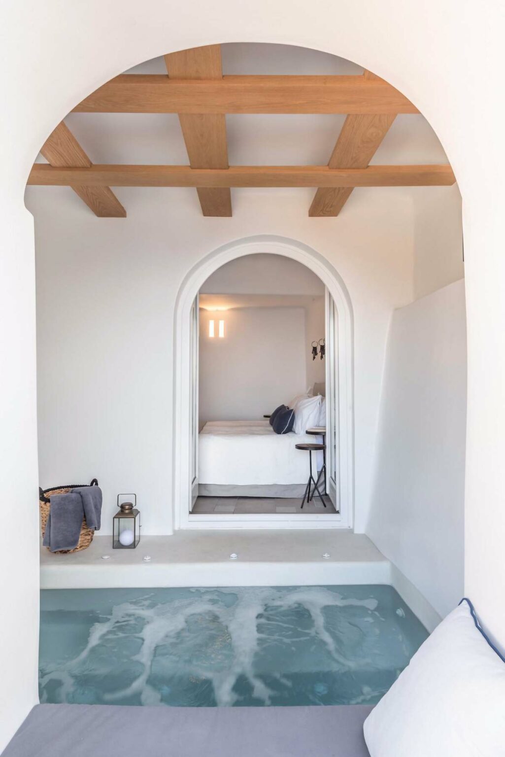 villa Grèce maison Santorin piscine intérieur - blog déco - clem around the corner