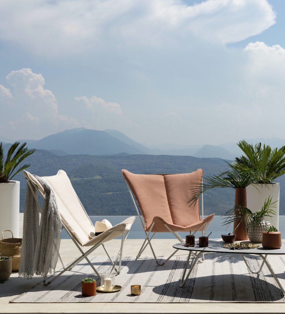 villa piscine Annecy lac montagne terrasse fauteuil papillon Lafuma beige corail décoration