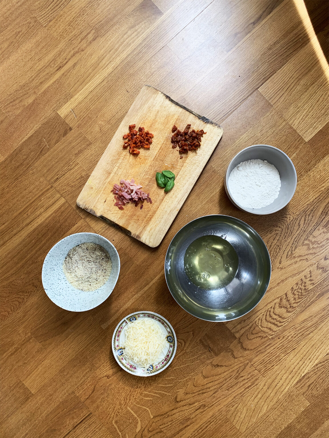 recette financier salé gruyère parmesan jambon Serano chorizo tomates séchées feuilles basilic frais