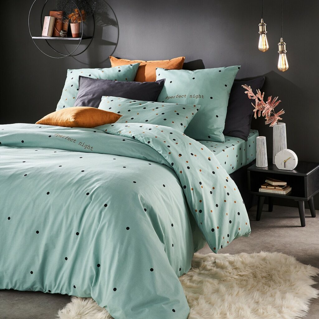 aménager une chambre d'ado fille mur noir tapis mouton couette turquoise verte bleu pois