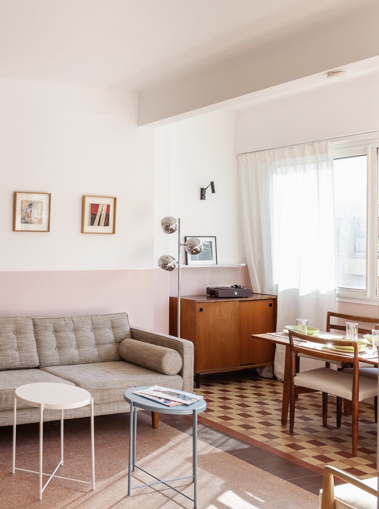 appartement style années 50 fifties salon mur rose carrelage bigarré