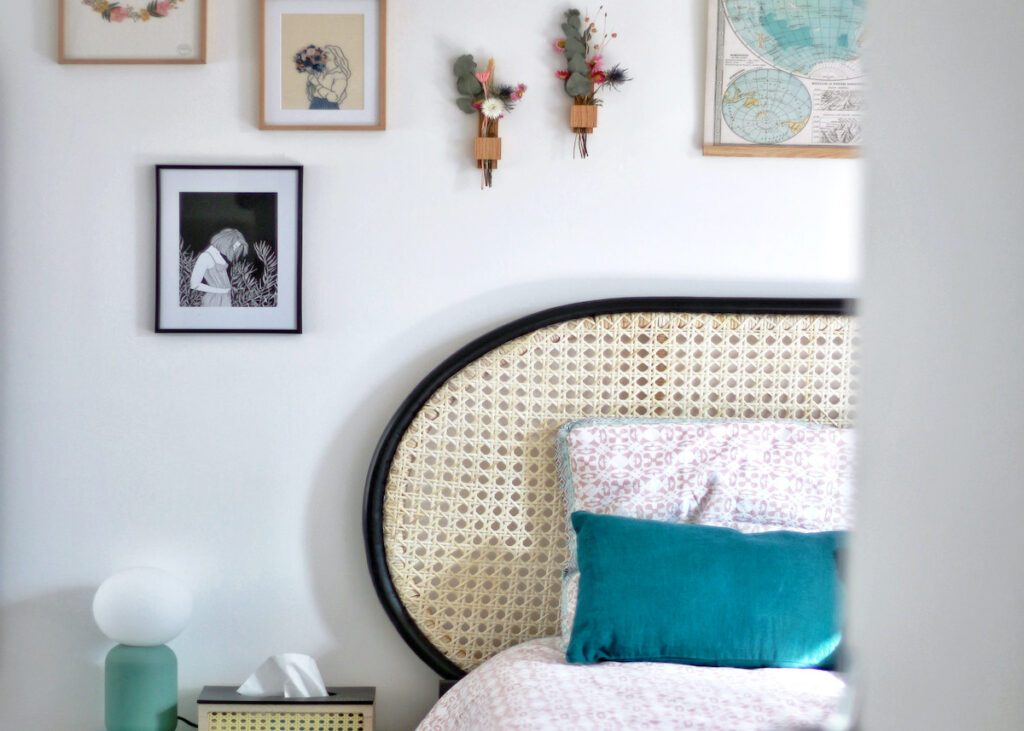 appartement duplex chambre vintage lit cannage déco murale tableau fleurs séchées