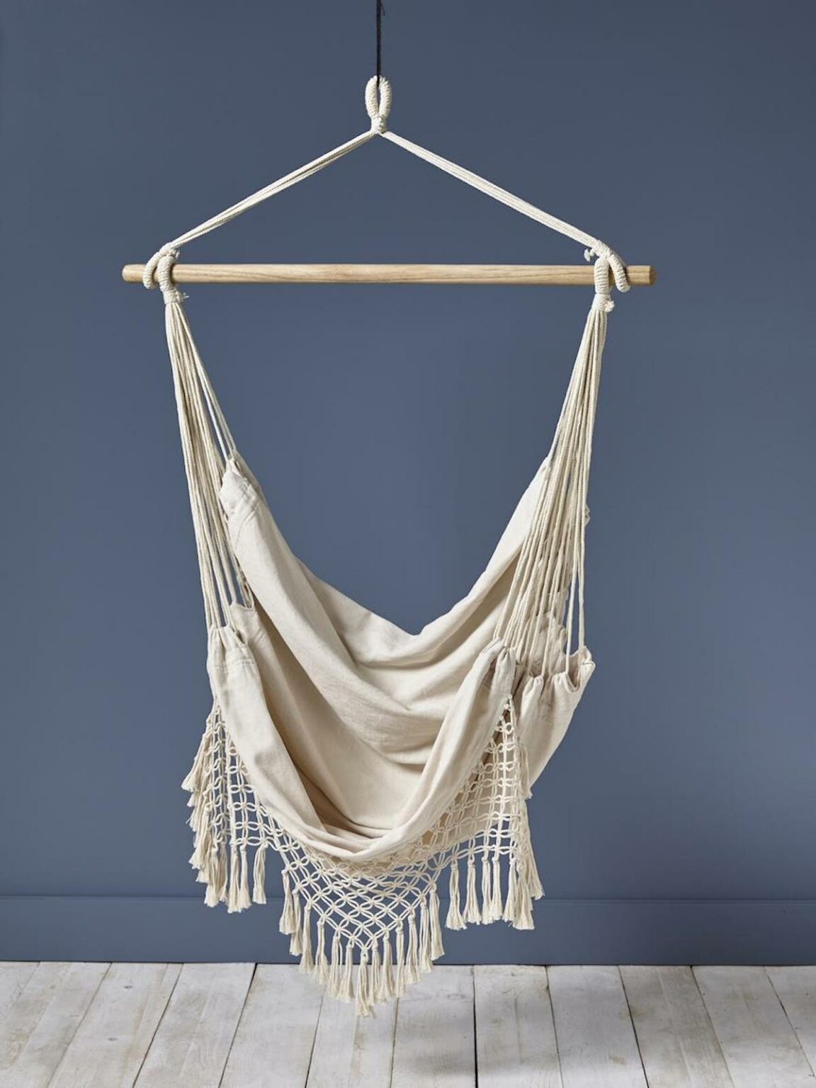 chaise hamac en bois et macramé bohème design - blog déco - clematc