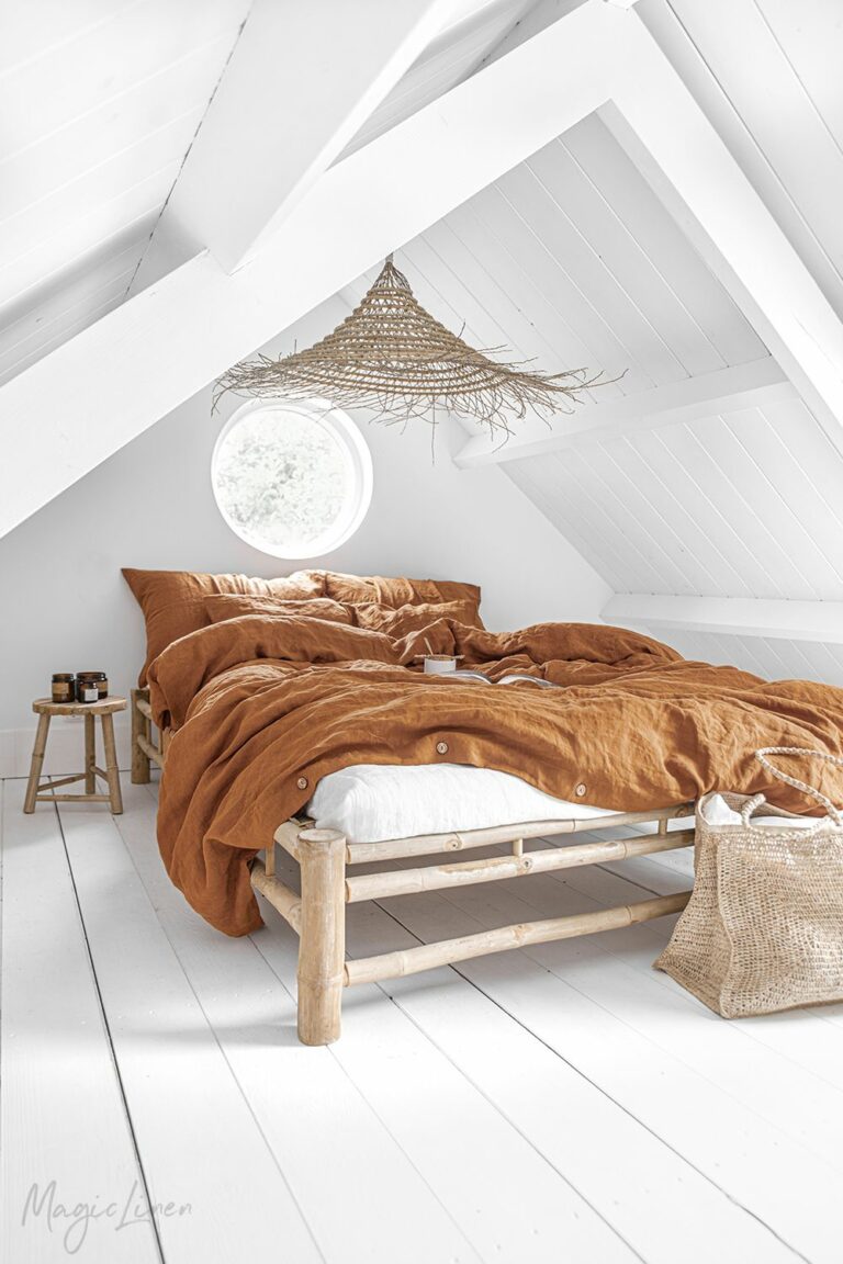 chambre sous les toits parquet en bois lamé blanc lit en bois déco nature rustique