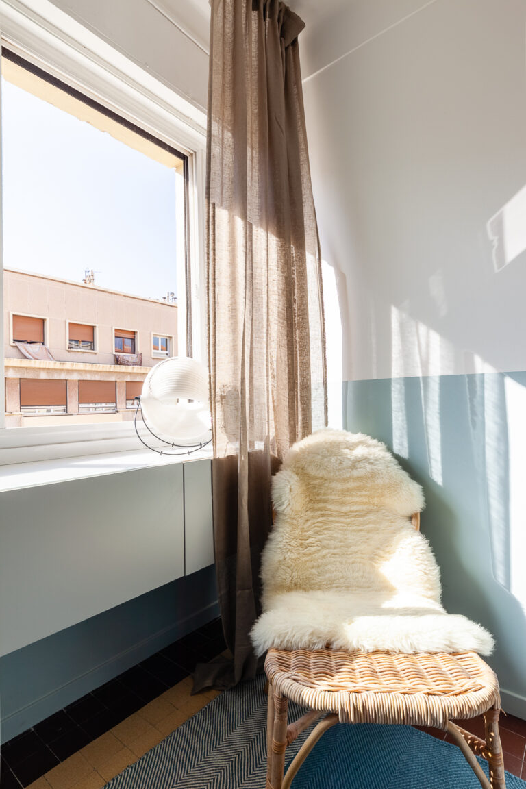 coin lecture cosy chambre fauteuil rotin tapis peau mouton lampe eclipse Objekto Mauricio Klabin