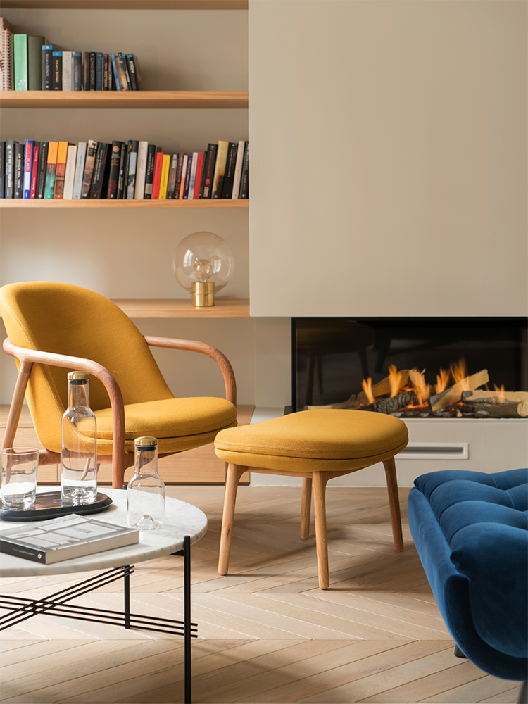 coin lecture maison à Barcelone cheminée fauteuil jaune moutarde bois