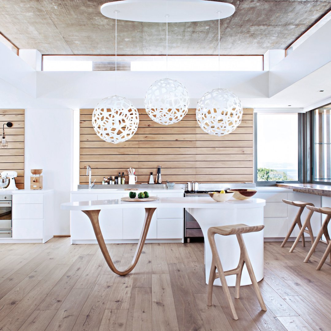cuisine minimaliste bois ilot central original arrondi parquet - blog déco - clem around the corner