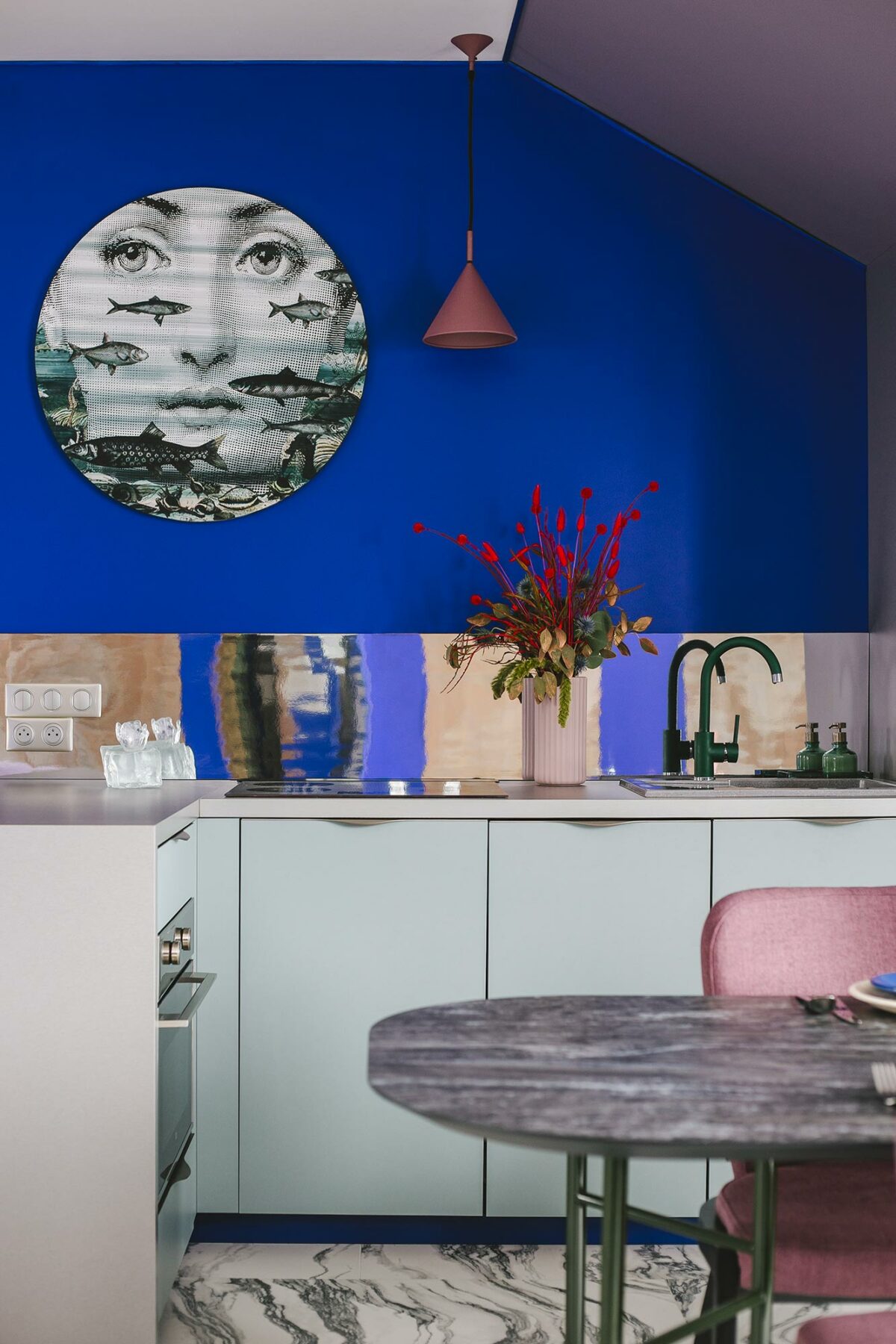 cuisine multicolore bleu électrique peinture murale meuble vert eau amande pastel chaise rose vieux