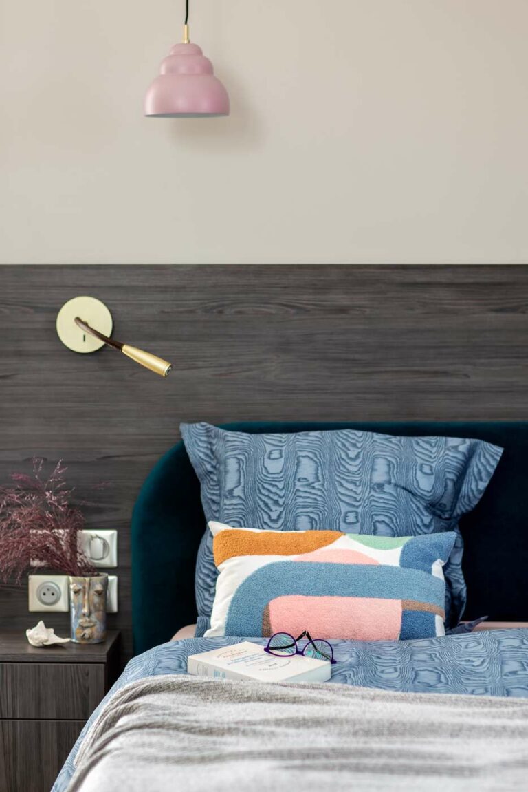 décoration singulière chambre bois gris tête de lit applique laiton suspension rose linge bleu marbre tie dye