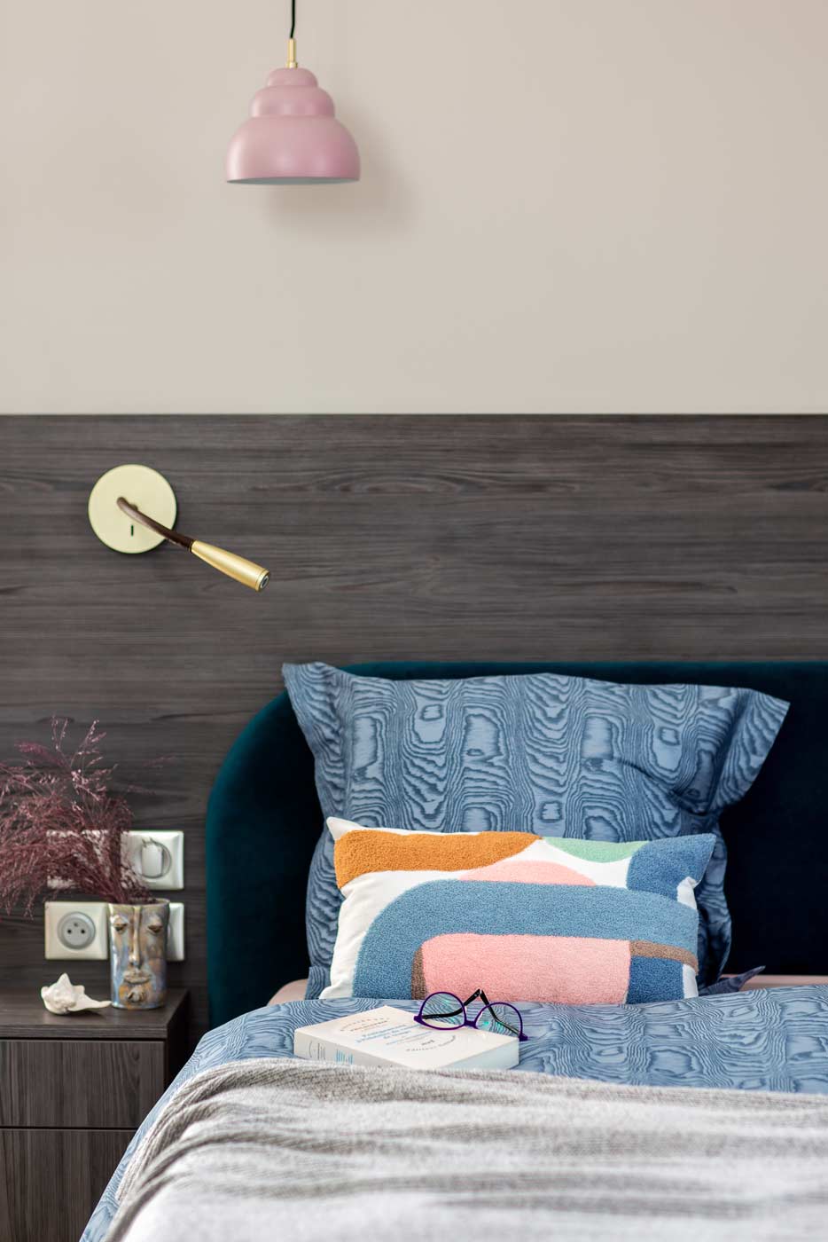 décoration singulière chambre bois gris tête de lit applique laiton suspension rose linge bleu marbre tie dye