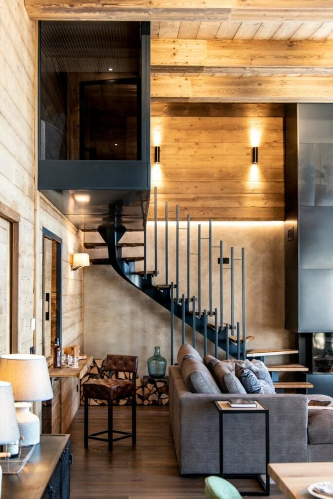 escalier métal chalet contemporain cheminée acier brut noir mat appartement luxe Les Arcs