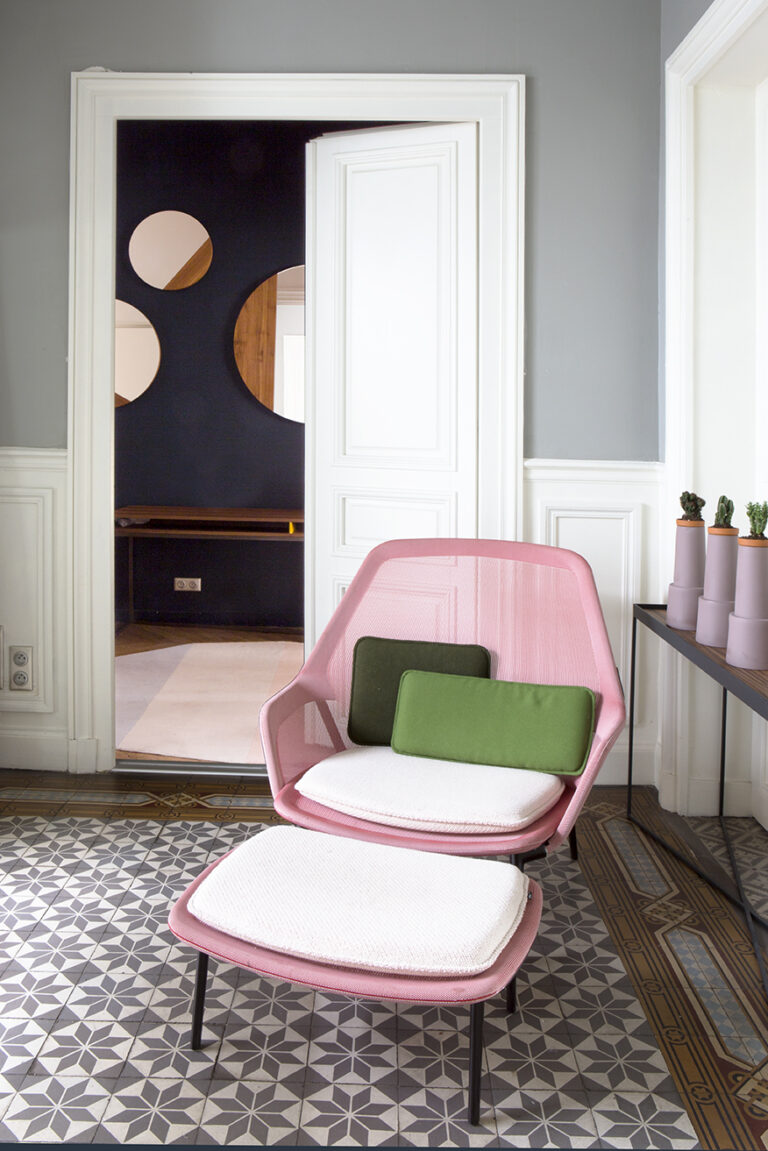 hotel particulier à Paris anti-chambre coin salon fauteuil repose-pied design rose bonbon moderne