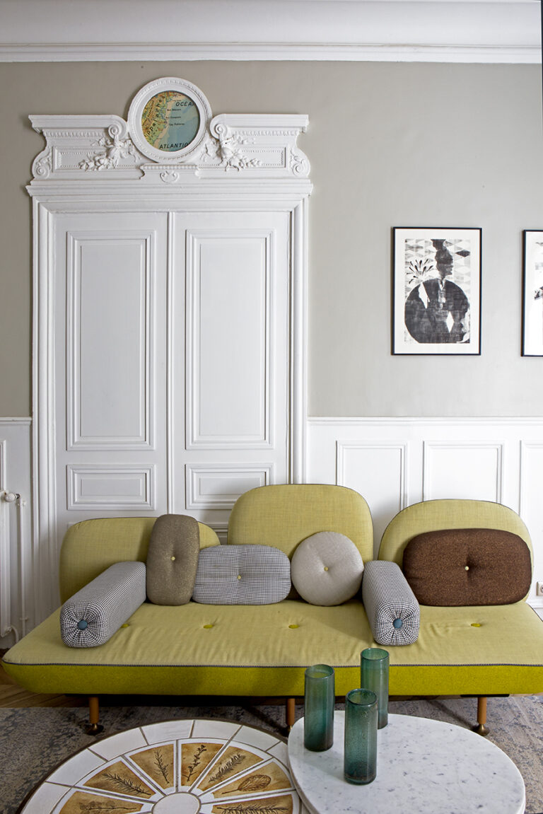 imposte porte style II appartement moulure canapé banquette jaune moutarde pied-de-poule