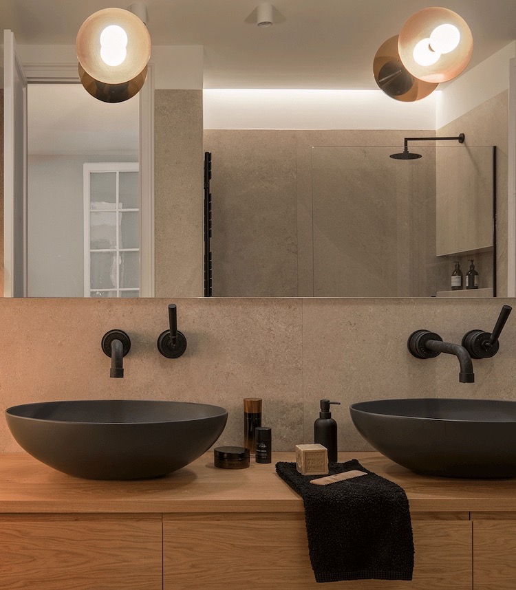 maison à Barcelone à louer salle de bain design noire vasque masque moderne