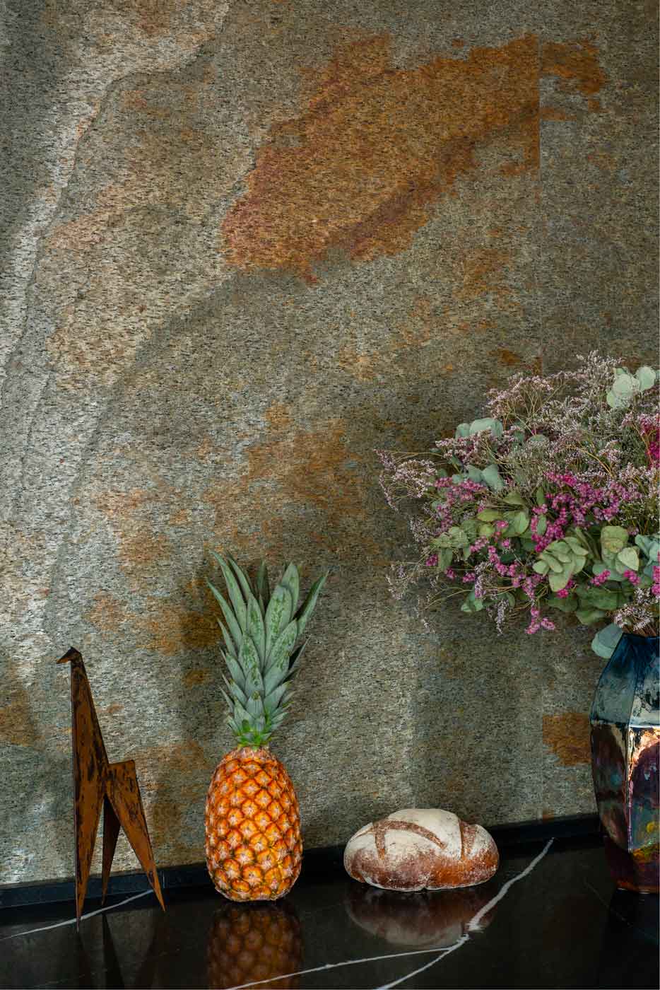 plan de travail noir effet marbre corian cosentino mur pierre verte orange reflet cuisine originale