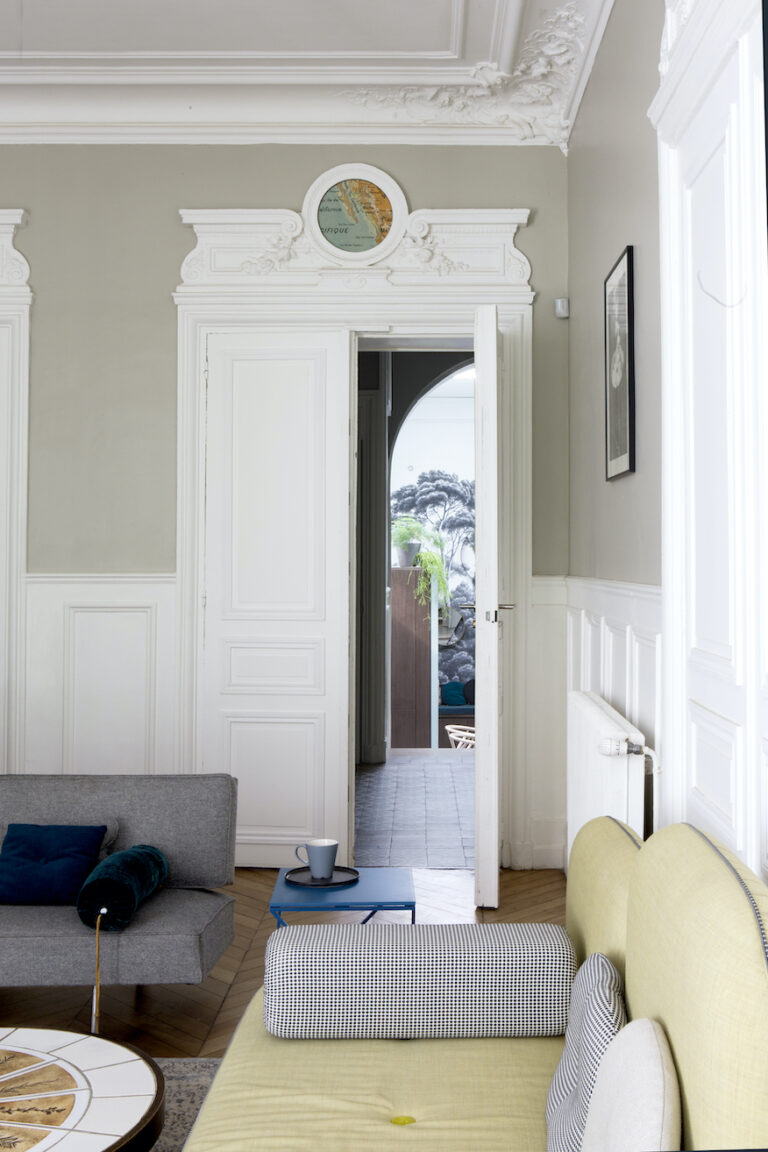 porte hotel particulier à Paris moulure encadrement boiserie mur vert de gris - blog déco