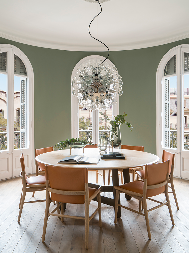 salle à manger ronde mur vert clair meuble table bois suspension bulle verre