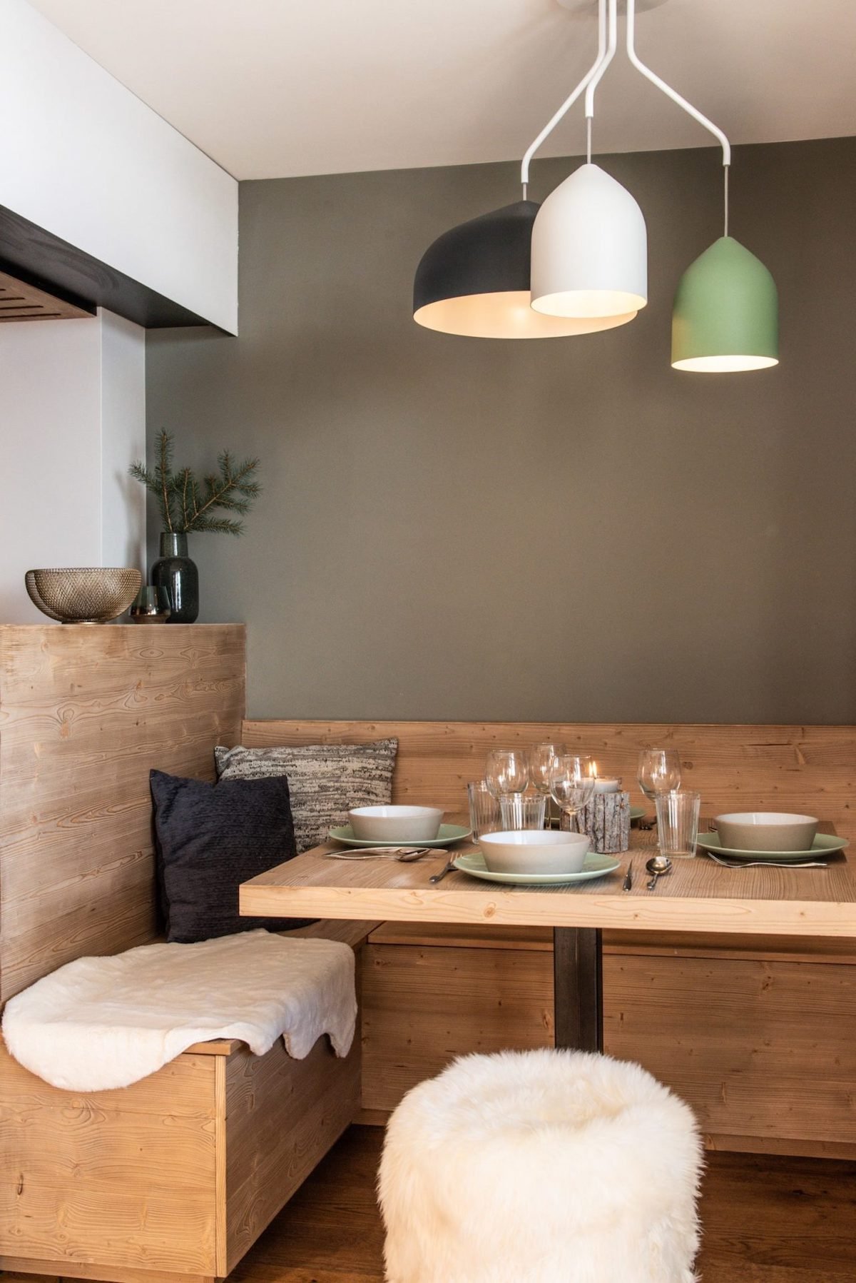 salle à manger table banc banquette en bois angle mur kaki - blog déco - clem around the corner