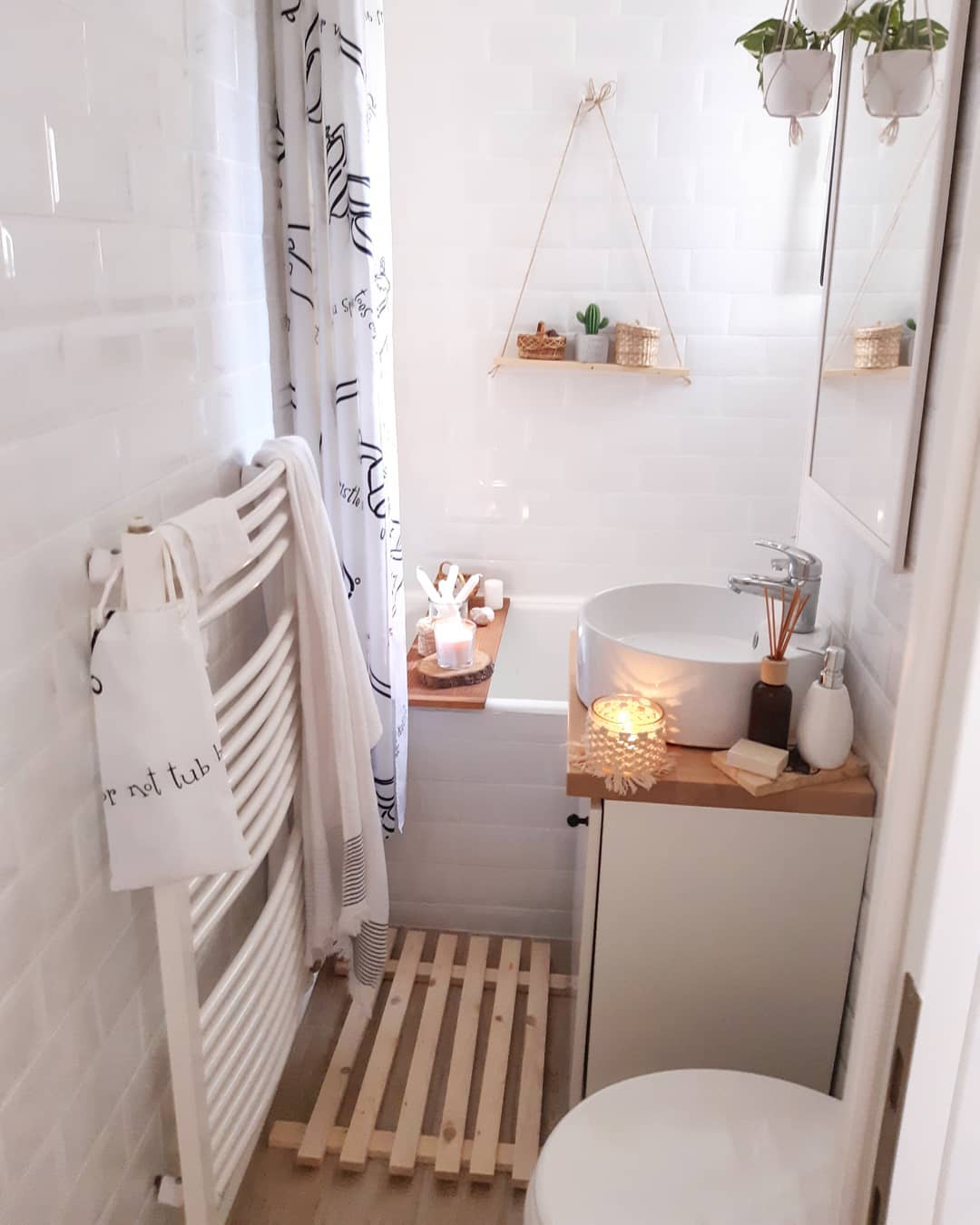 salle de bain carrelage métro parisien mini longueur aménagement plateau bois baignoire