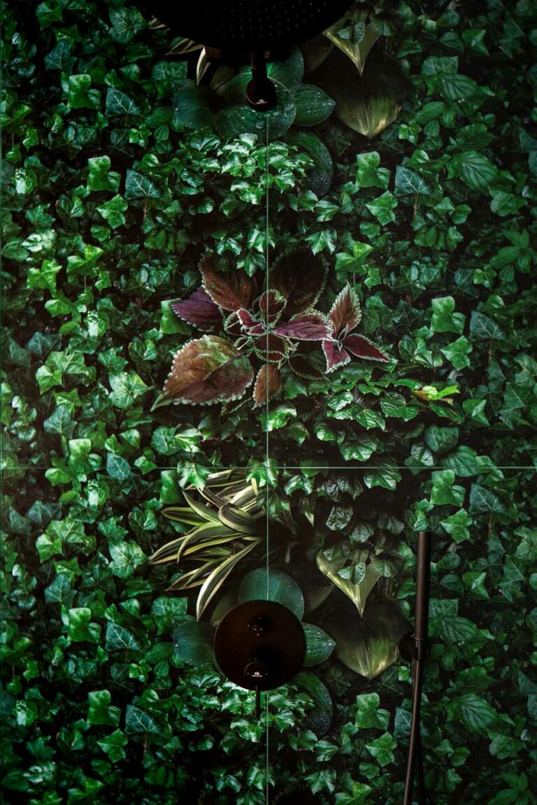 salle de bain douche urban jungle carrelage imprimé motif feuille tropical crédence murale