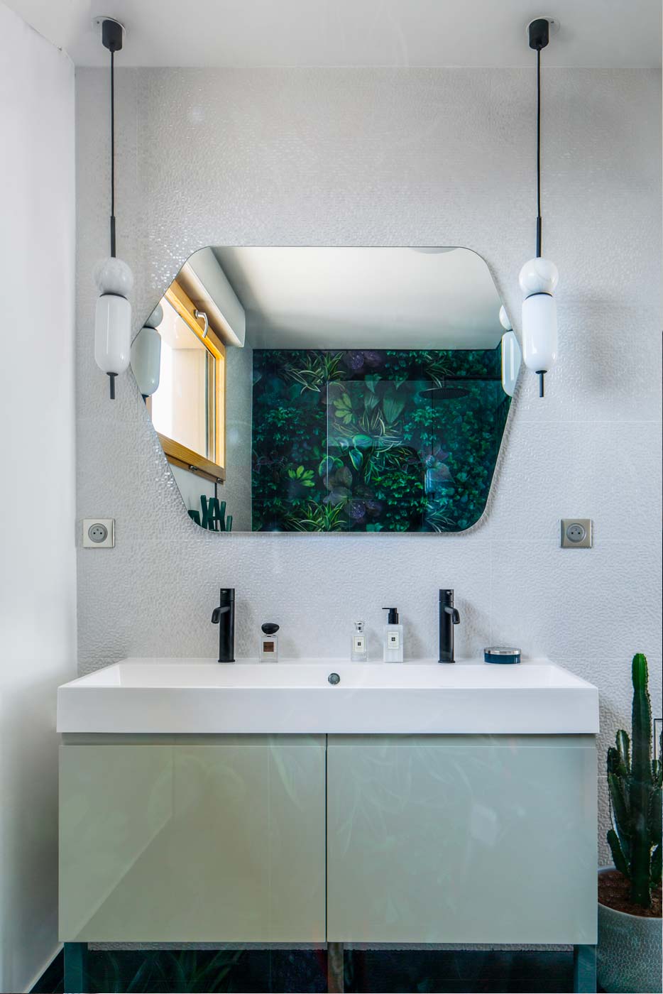 salle de bain grise vert eau classique chic détail jungle carrelage grès cérame impression