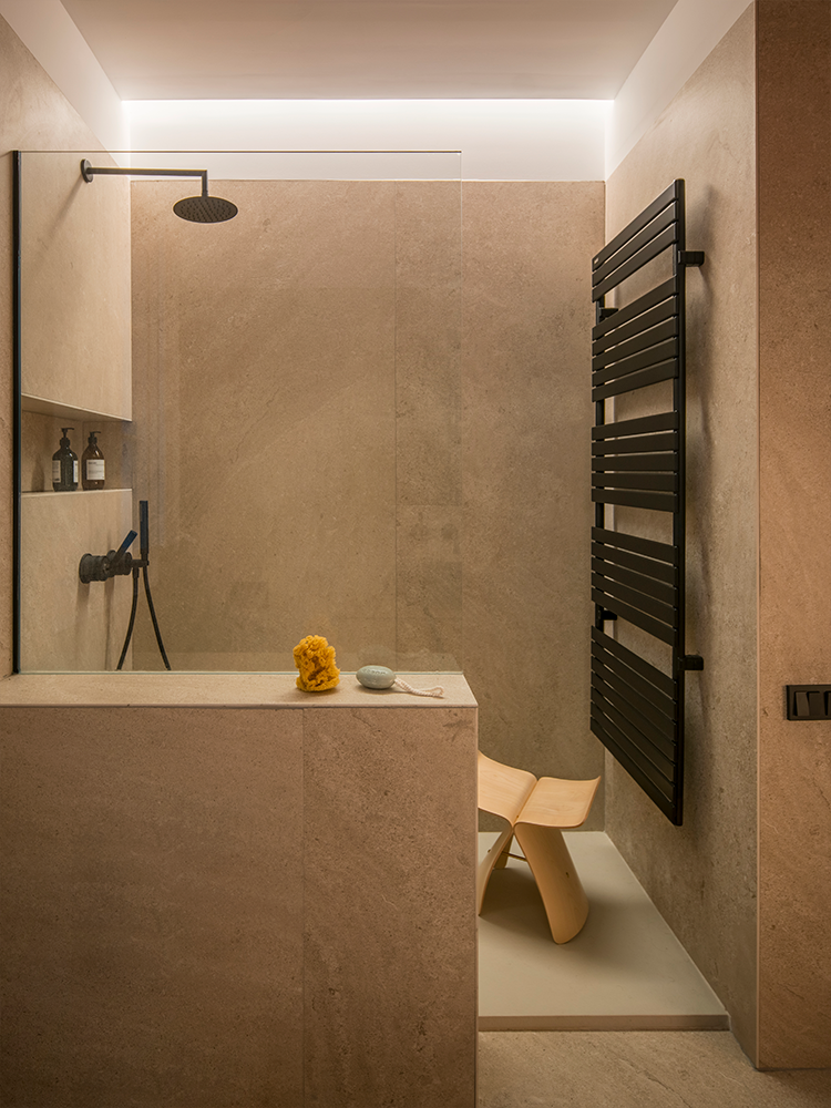 salle de bain noir mat douche à l'italienne porte-serviette chauffant carrelage pierre rose