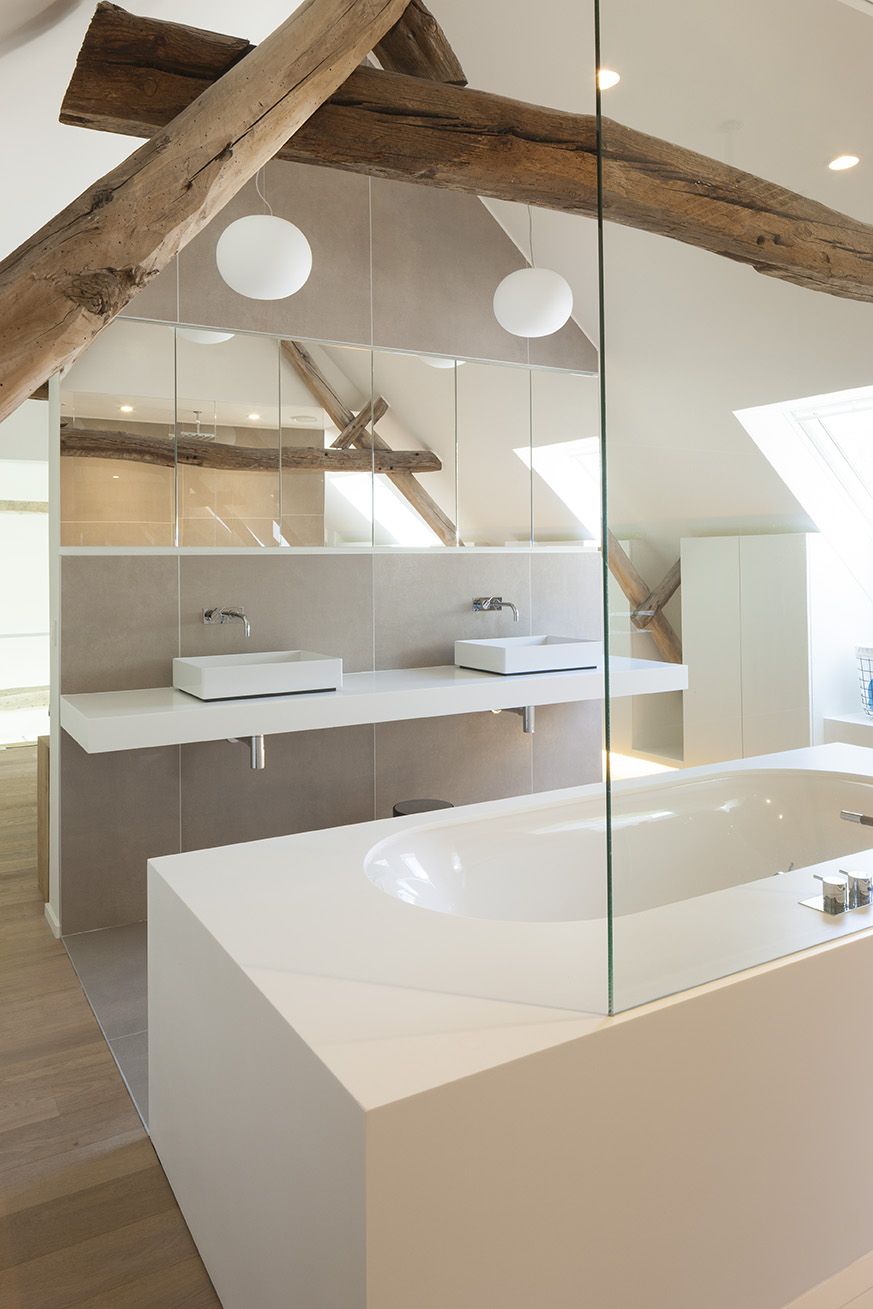 salle de bain poutre en bois brut apparent baignoire rectangle blanc porte vitrée