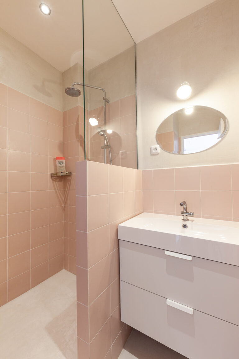 salle de bain rose rétro Fernand Pouillon - blog déco - clem around the corner